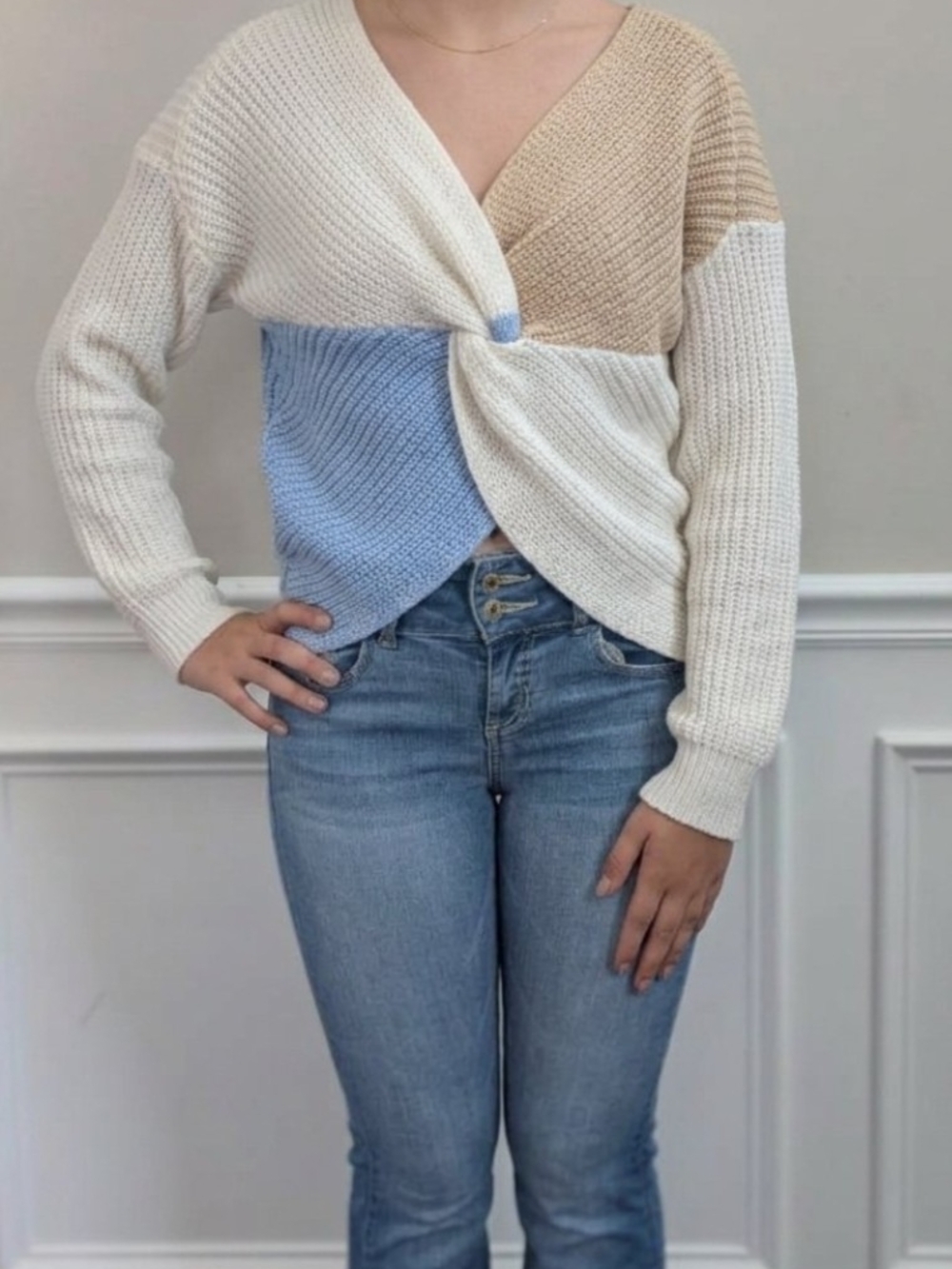 Almost Famous Colorblock Twist V-Neck Sweater in Cream, Beige & Light Blue